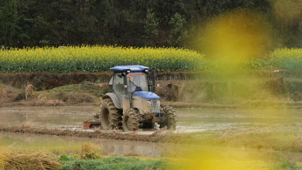 EMC易倍体育M1204-4RP动力换挡拖沓机